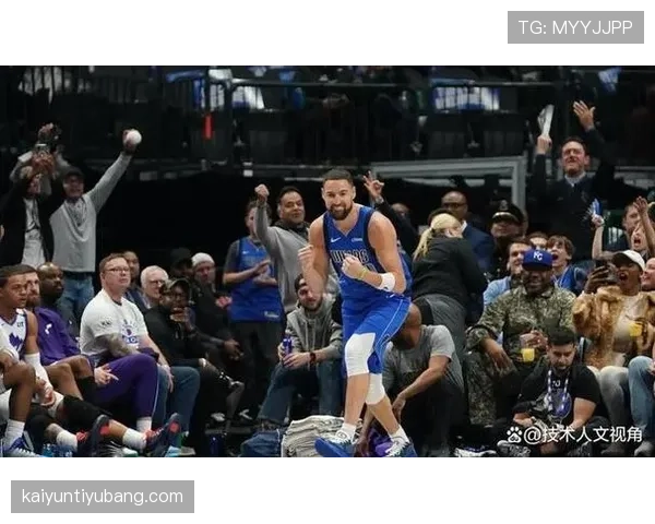 克莱·汤普森无球跑动制造空位，三分效率领跑联盟后卫