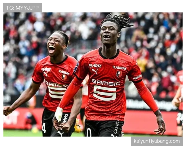 杜埃与卡马文加的雷恩传承与中场角色差异分析